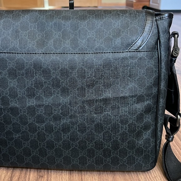 A198-  💯 % authentic Gucci messenger crossbody bag - Picture 8 of 16